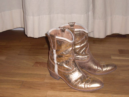 07_pinoustis_bottes_dorees