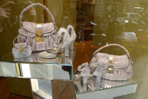 02-Miu_Miu_vitrine_fur