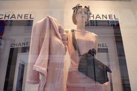 03-CHANEL_vitrine_veste_rose