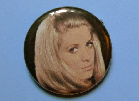 04-blog_stephanie_badge_deneuve