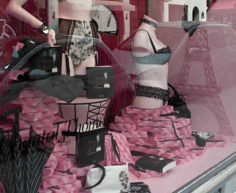 04-Chantal_Thomass_Saint_Honore_vitrine