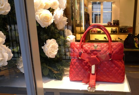 09-Marc_Jacobs_vitrine_sac_rouge