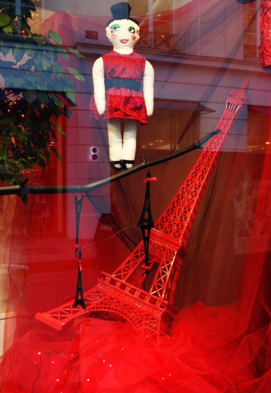 Baby-Tuileries-Vitrine-Lanvin-Petite-Rouge-9