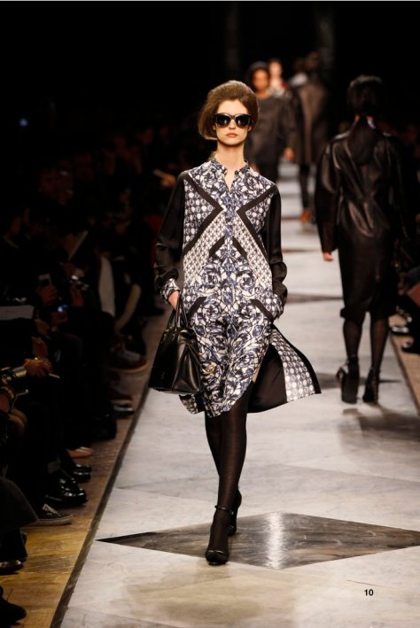 10-LOEWE-AH-2013-Blue and White‘Ceramica’Print Silk Patchwork Dress_ Black Acetate Sunglasses_ Black Short Hair Snake Sandal_ Black Calf ‘Amaya’ Bag