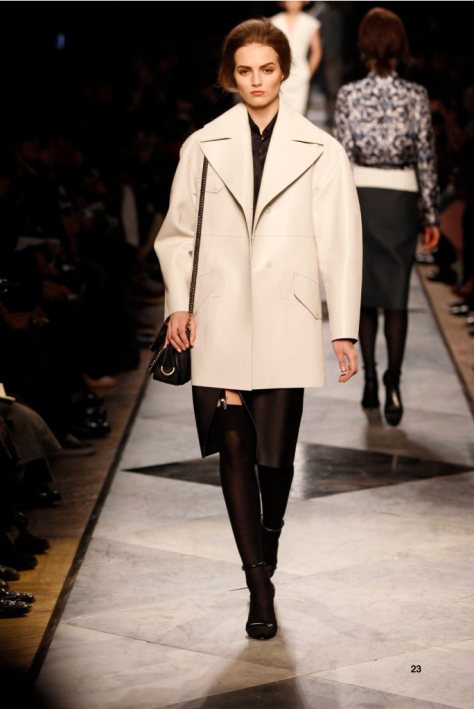 23-LOEWE-AH-2013-White Bonded Napa Coat_ Dark Navy ‘Ceramica’ Print Silk Shirt_ Black Napa Skirt_ Black Short Hair Napa Sandal_ Navy Chain Calf ‘Amaya 23’ Bag