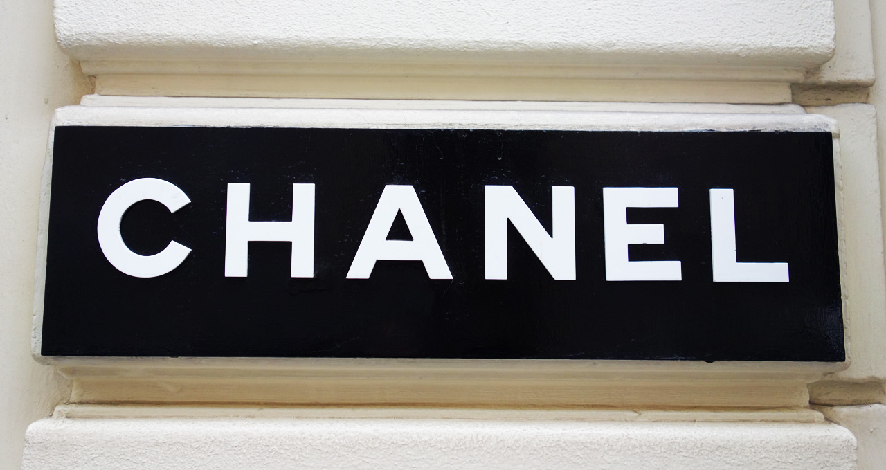 Chanel-vitrine-rue-Cambon-00-sigle