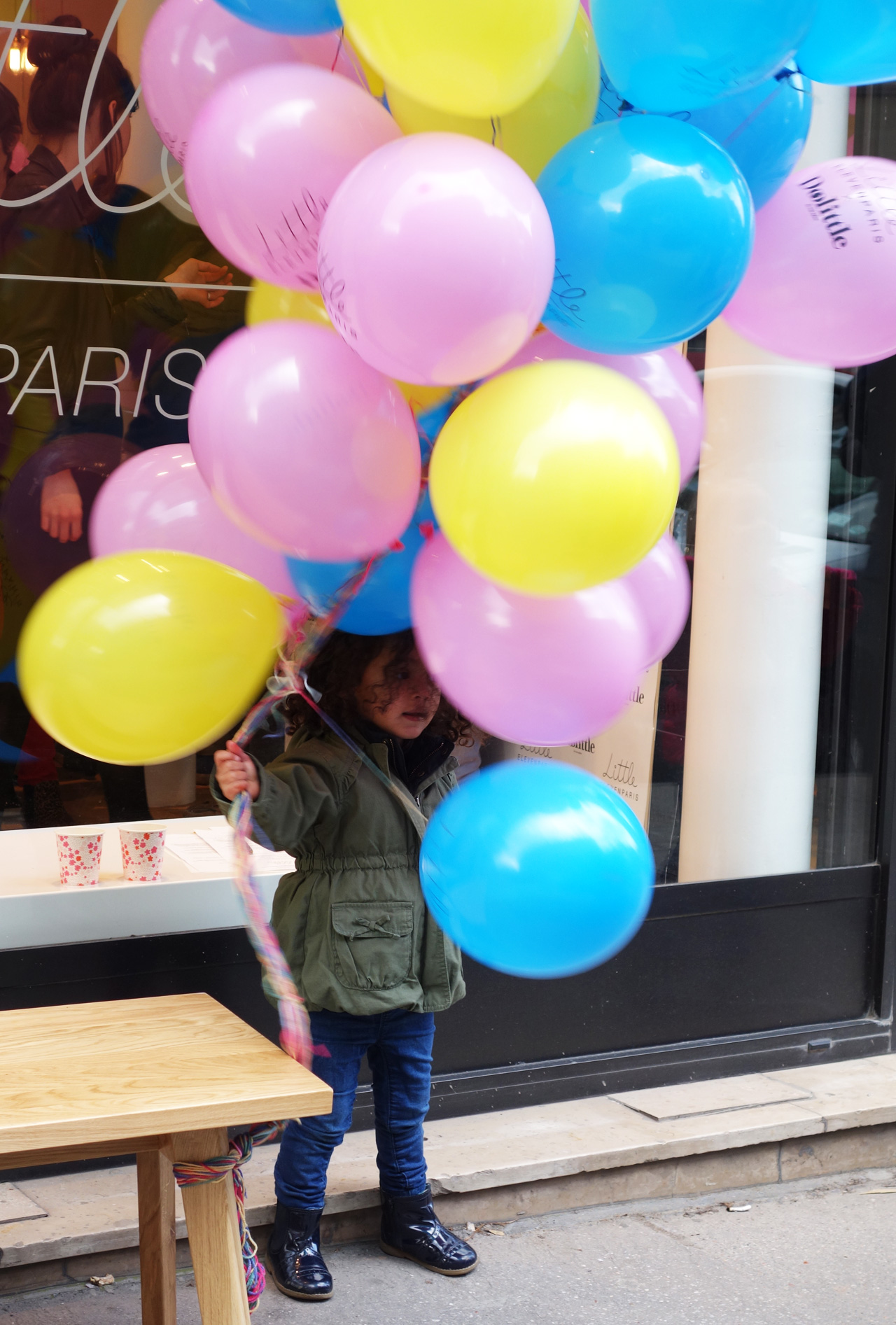 vitrine-eleven-little-girl-ballons