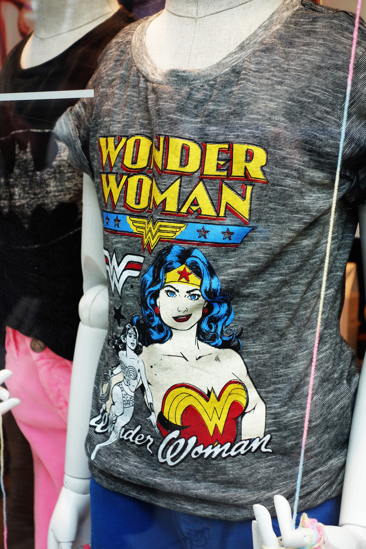 vitrine-eleven-little-Wonder-Woman-tee