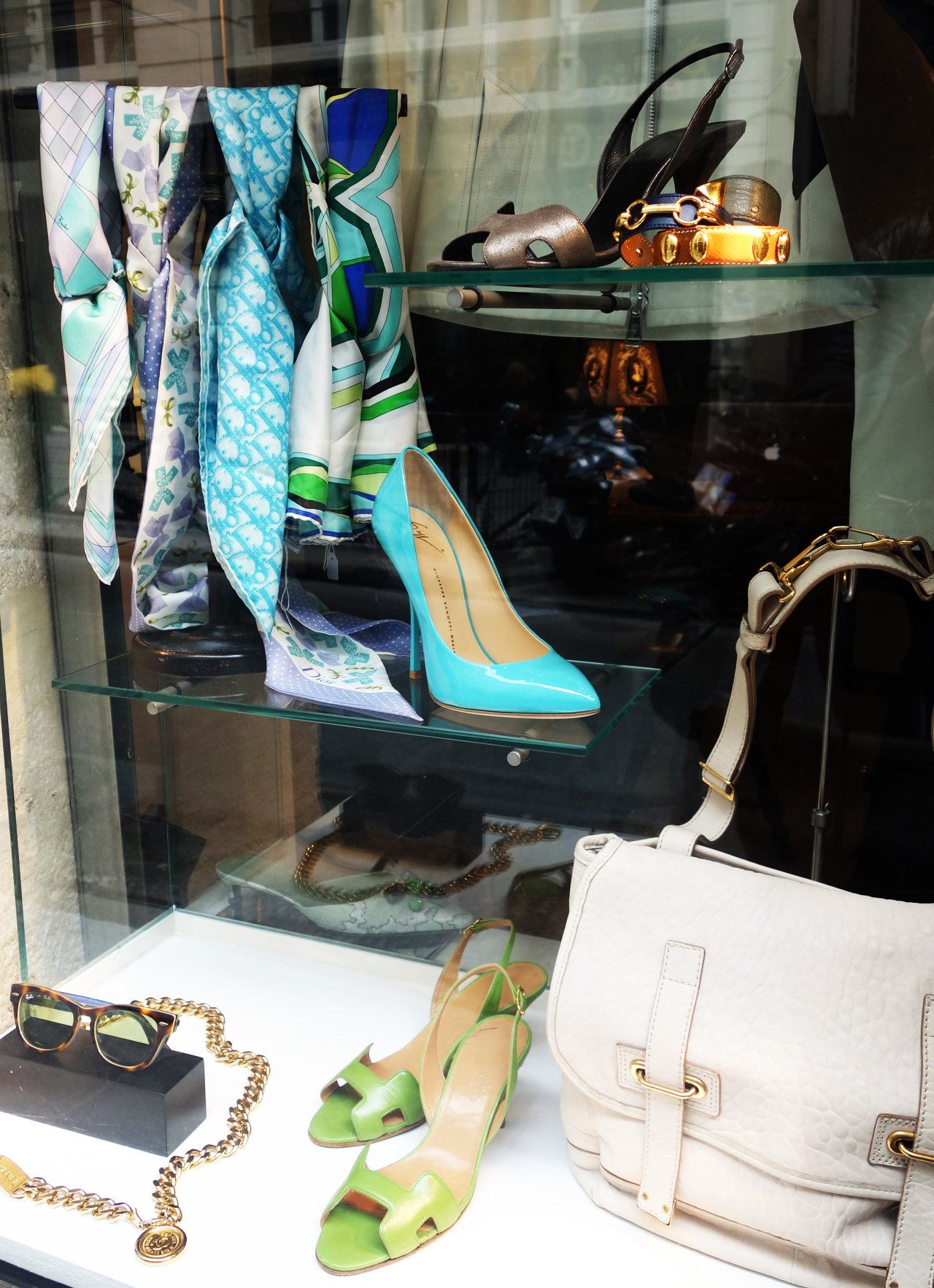 04_MB-select-Boutique-vitrine-gauche-detail-1