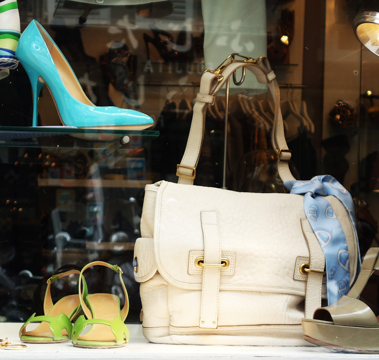 07_MB-select-Boutique-vitrine-gauche-detail-5