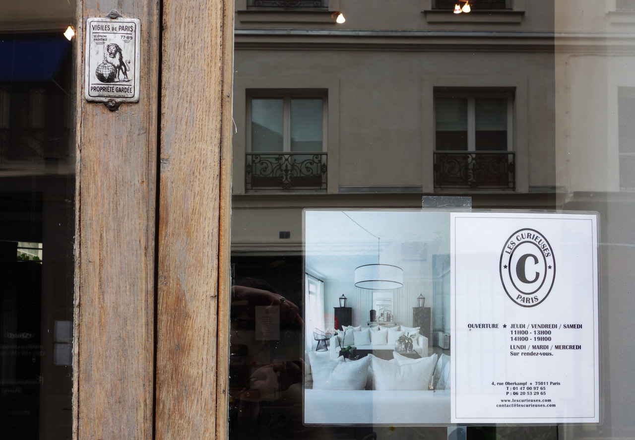 David-Gaillard-Les-Curieuses-boutique-porte-2