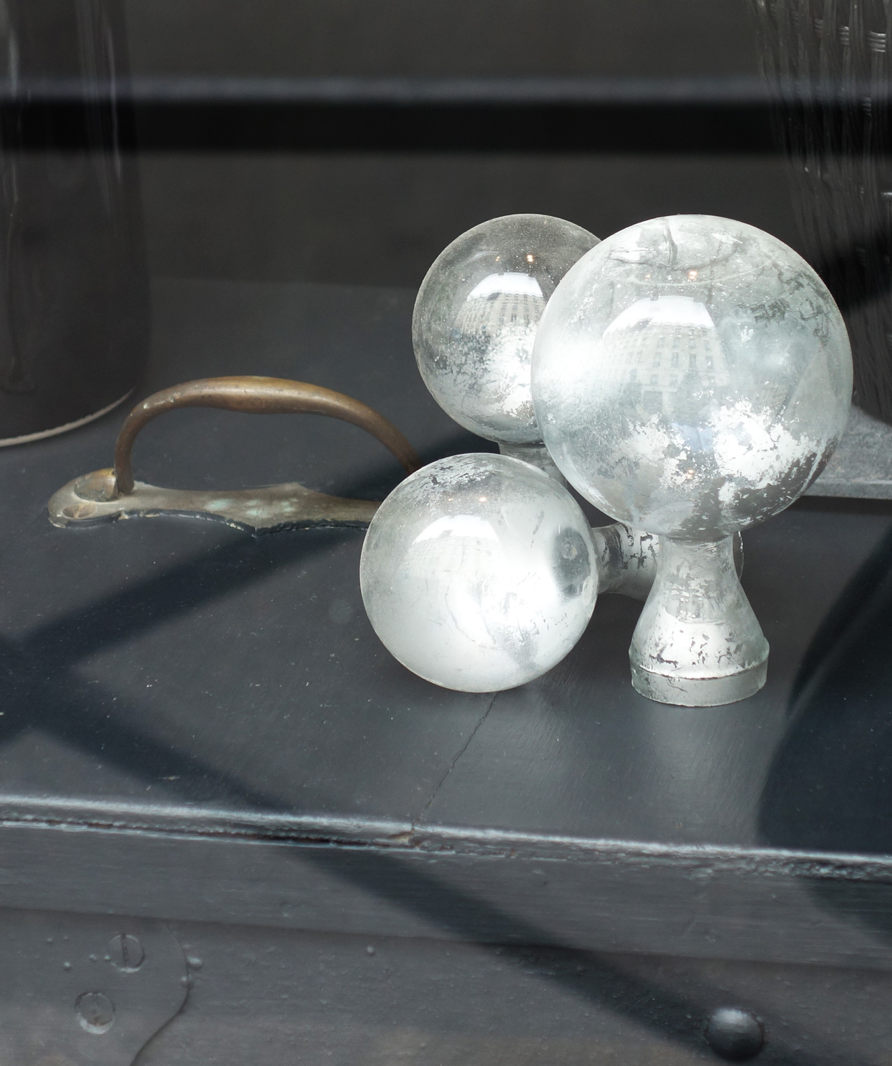 David-Gaillard-Les-Curieuses-boutique-vitrine-detail