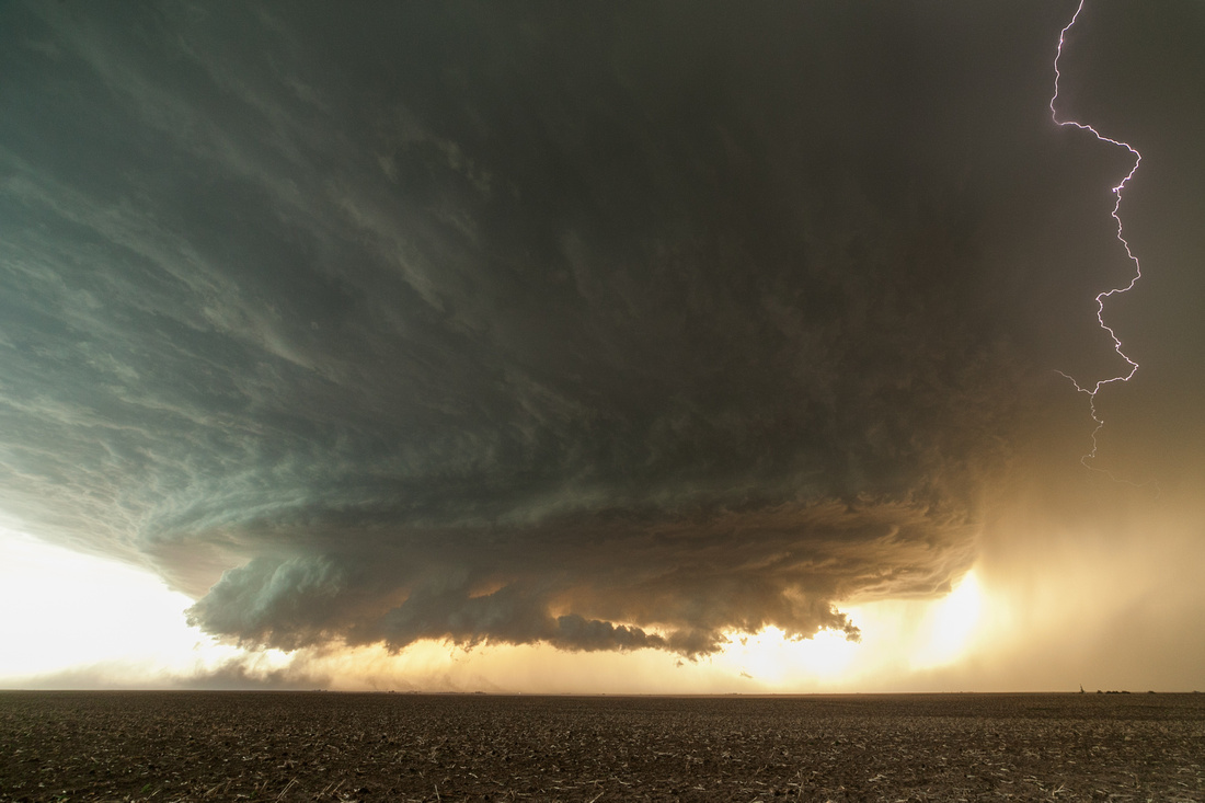 Orage supercellulaire en formation | Chic & Geek