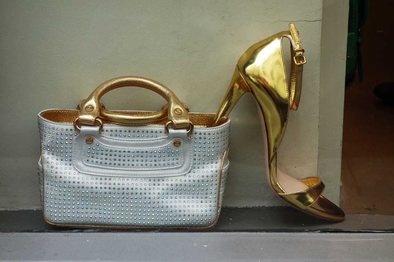 WK-vitrine-golden-shoe-bag
