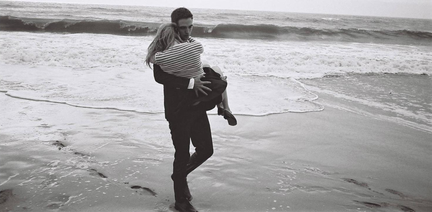 dans les bras de Robert Pattinson