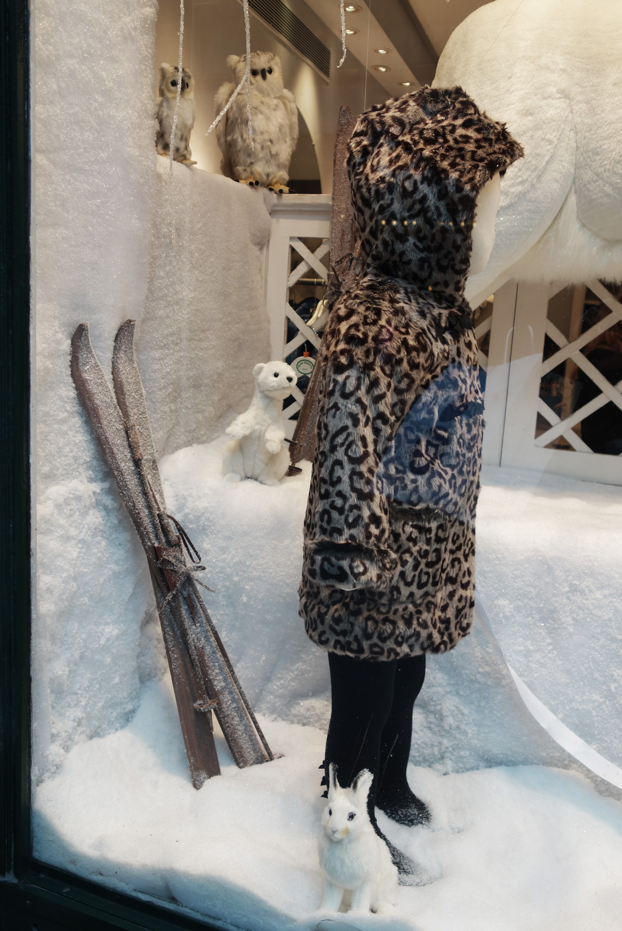 Baby-Tuileries-vitrines-noel-2013-blanche-girl-leopard