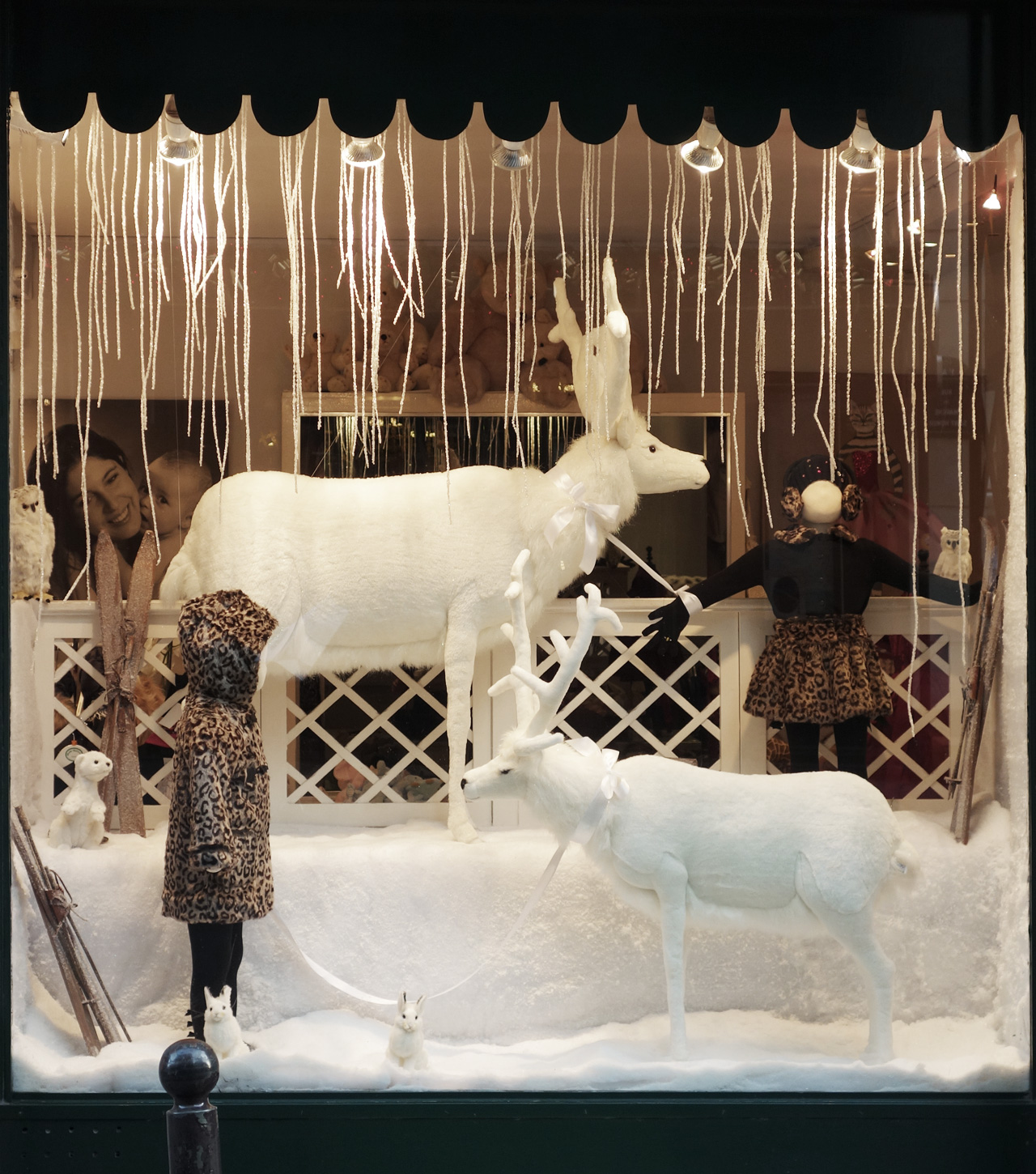 Baby-Tuileries-vitrines-noel-2013-blanche