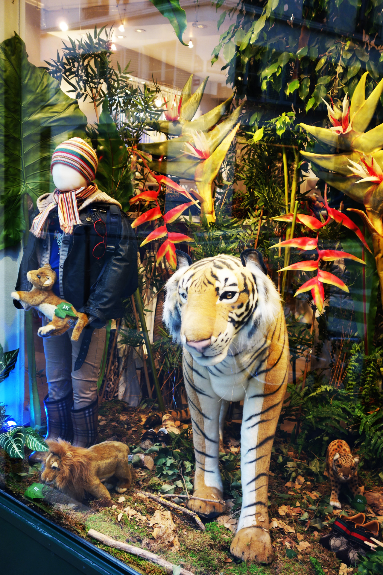 Baby-Tuileries-vitrines-noel-2013-jungle-boy-tigre-2