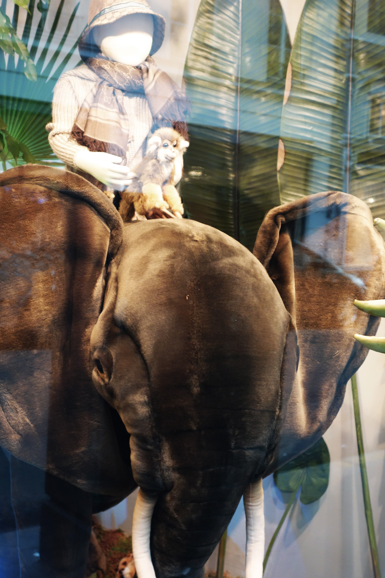 Baby-Tuileries-vitrines-noel-2013-jungle-elephant-boy