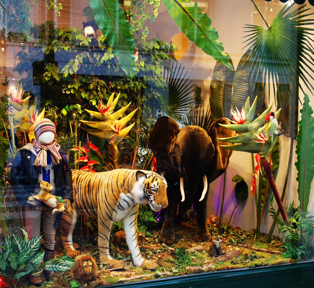 Baby-Tuileries-vitrines-noel-2013-jungle