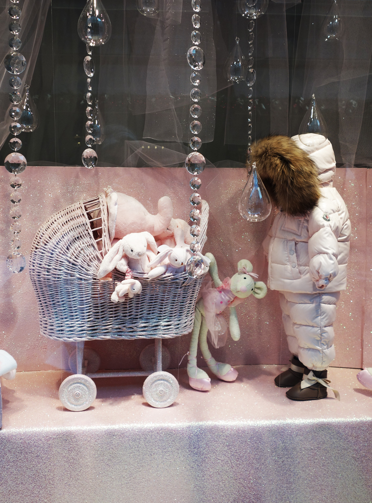 Baby-Tuileries-vitrines-noel-2013-rose-lapin-landau