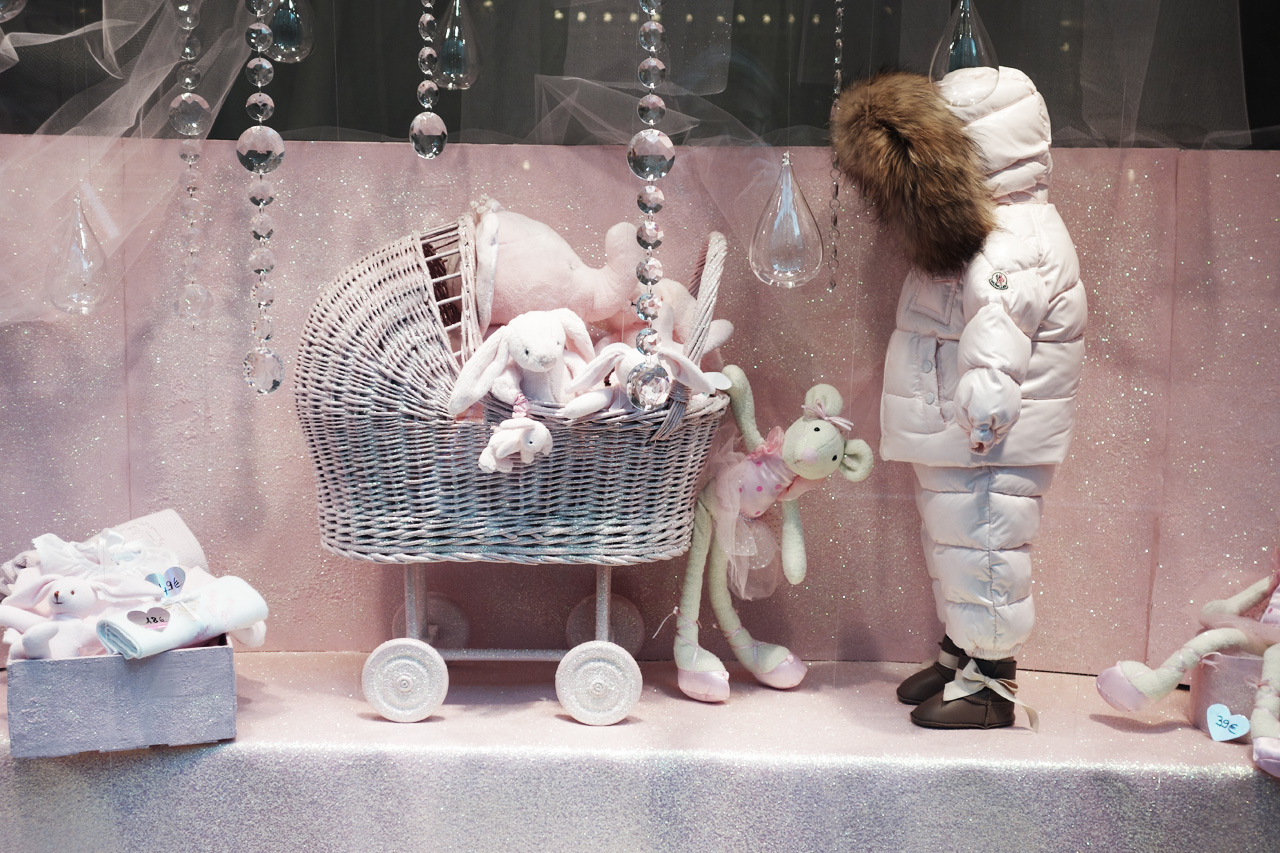 Baby-Tuileries-vitrines-noel-2013-silhouette