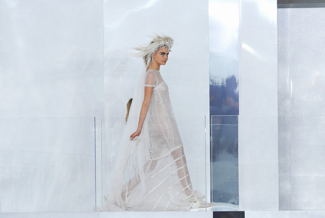 Cara-delevingne-Chanel-Couture-bride-arrive