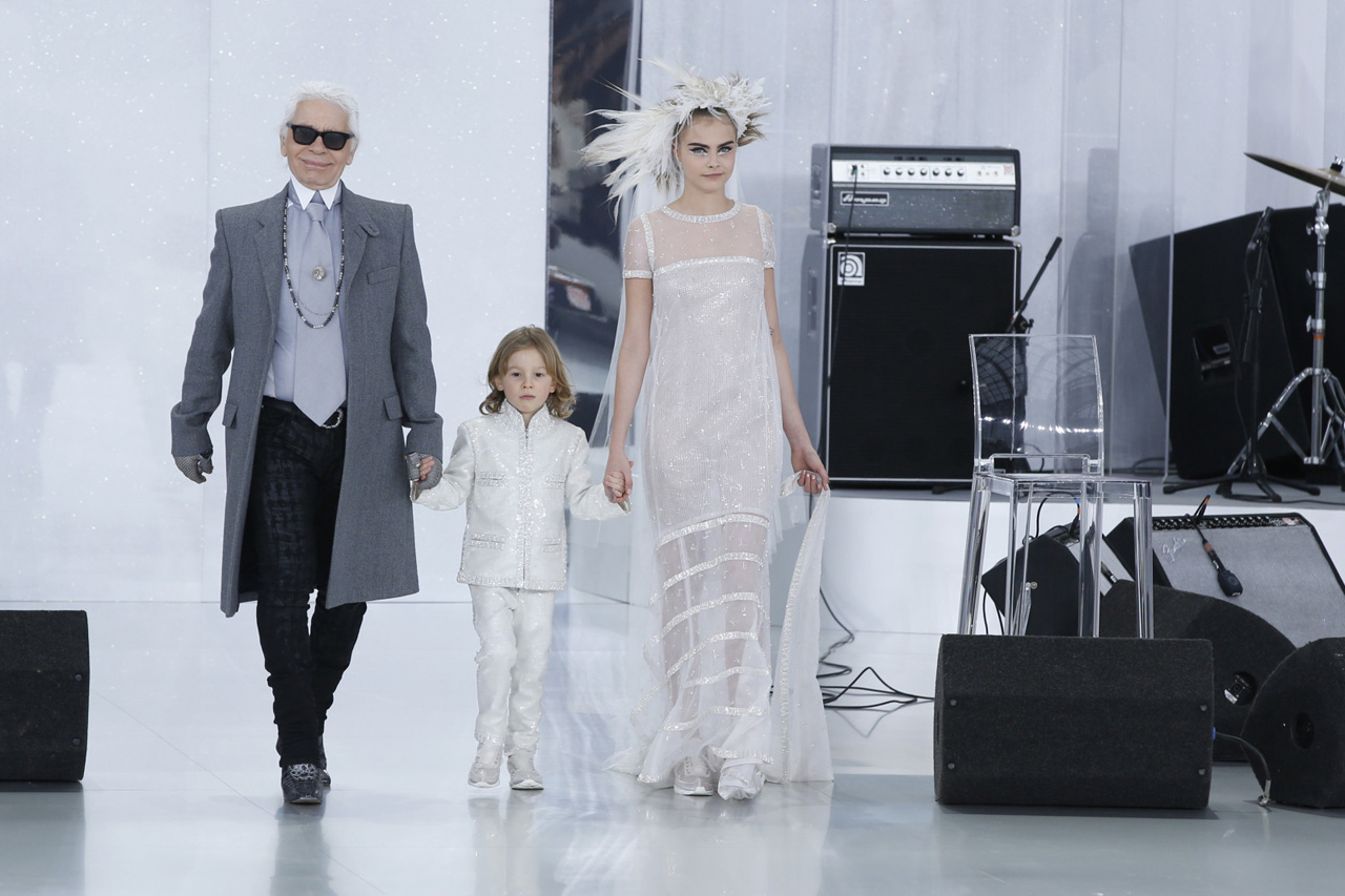 Cara-Delevingne-et-Karl-Lagerfeld-defile-Chanel-haute-couture