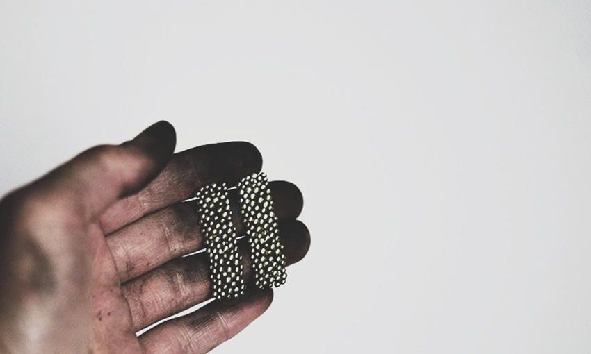 pi-earrings-18k-gold-Paola-van-der-Hulst-Jewelry